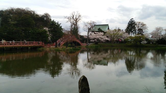 桜の咲く季節に、金沢八景から金沢文庫まで、史跡を訪ねて約6kmほど散策をしました。<br />散策コース(10時〜14時)<br />京急金沢八景駅〜瀬戸神社〜琵琶島神社〜明治憲法草創の碑〜旧伊藤博文金沢別邸<br />〜金沢漁港〜野島海の公園〜八景島(昼食)〜称名寺〜金沢文庫〜郵便局〜京急金沢文庫駅<br /><br />
