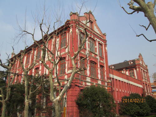 徐家匯歴史風貌区に属する交通大学は1896年創立（当時名称は南洋公学）は歴史のある名門大学です。中共中央総書記、国家主席であった江澤民は1947年校友(卒業生）です。他に多くの著名人を輩出しています。上海交通大学校史博物館は上海優秀歴史建築にも認定されている赤煉瓦の建物外観が美しい旧図書館の２、３階にあります。これまでの輝かしい研究開発の実績を公開しています。<br />交通大学校史博物館の開館時間。<br />三階は月曜から金曜まで。　午後１時３０分〜午後４時３０分まで。<br />二階は月曜から金曜まで。　午前８時３０分〜午後４時３０分まで。<br />土曜・日曜は休館です。<br />上海交通大学には３つの博物館があります。交通大学校史博物館、董浩雲航運博物館、銭学森図書館で入館時間が異なりますのでご注意ください。<br />