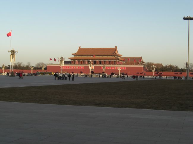 2007年から2008年元旦にかけて、初万里の長城目当てのツアーに参加です。<br />古い旅の写真の整理を兼ねての旅行記につき、コメント大幅カット、<br />自己満足的かつ不明瞭さ一杯の内容となっていることをご了承下さい。<br />(これから北京いぐぜぇ。って人には参考にならないと思います。謝！)<br /><br />確かこの時は阪急旅行社主催の５日間、北京中心の旅。<br />耳がちぎれそうなほどの極寒の地、北京。<br />お外で「おはよう」と呟けば「お」と「は」と「よ」と「う」<br />の文字が凍り付いて地面に落ちカキンって音がしそうなほどです(大嘘ですが)。<br /><br />後編3～5日目を上げさせてもらいます。