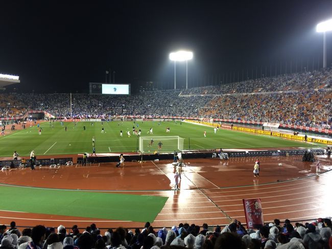 国立競技場で行われる最後のサッカー代表戦・国際親善試合 キリンチャレンジカップ2014<br />「日本 VS ニュージーランド」戦を観戦してきました。<br /><br />国立競技場は、東京オリンピックの開会式の会場で有名な国立競技場。<br />実は、その少し前に開催された「第３回アジア競技大会」(昭和33年/1958年)のために建設されたらしい！<br /><br />その国立競技場が、2020年に開催される東京オリンピックに向けて建て替えが決まり、<br />2014年7月から解体工事が始まるる為、今回が最後の代表戦となりました。<br /><br />この日は、あいにくの雨空で寒い一日でしたが、<br />試合直前には雨が上がり、最後の熱いゲームを楽しむことができました！<br />でも、寒かったな〜。<br /><br /><br /><br /><br /><br />《使用カメラ》<br />　iPhone5s (2013年購入) 