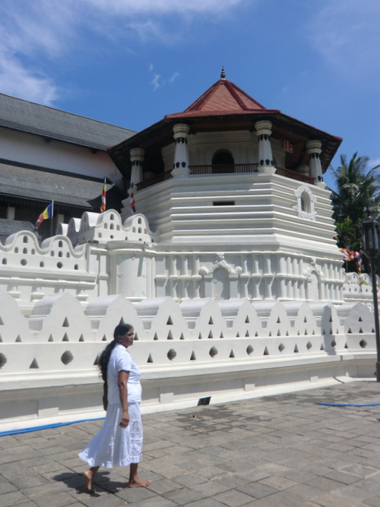 インド洋に浮かぶ一粒の真珠・スリランカへ♪　vol.２　仏歯寺参拝＆炎のダンスに驚きの声を上げた、古都キャンディでの一日