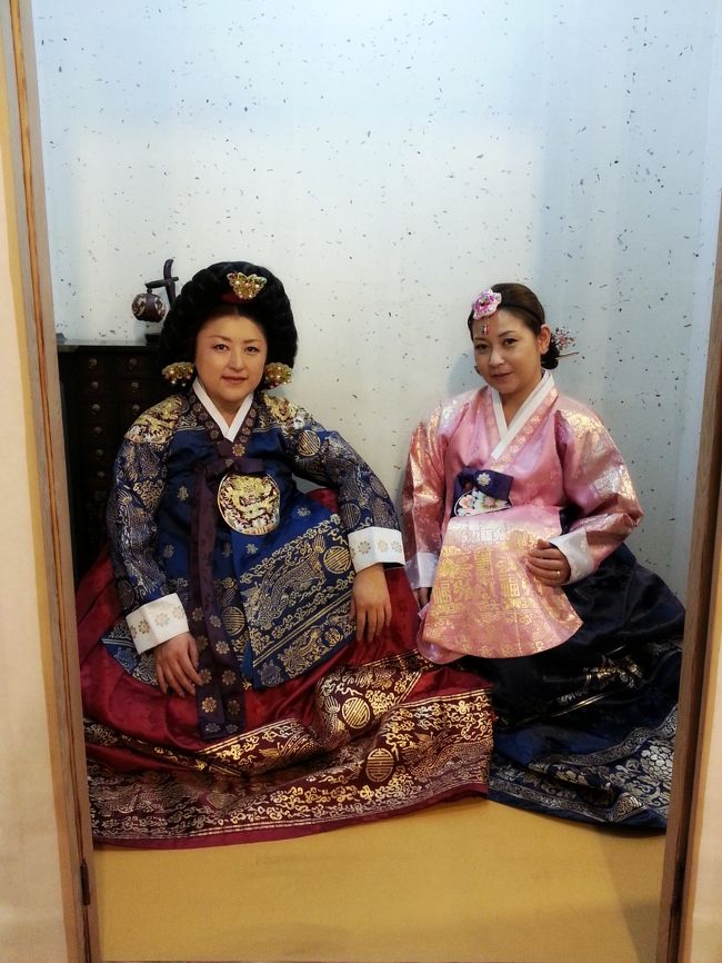 久しぶりの海外旅行でした^^<br />韓国人の友人は沢山いるのに、行ったことがなかった韓国。<br /><br />たまたまお友達と行きたいね〜なんて話をしていたら、主人からOKの返事が(*゚▽゚*)<br /><br />早速、HISで予約。<br />初めてのソウルなので、まずはベタな明洞から攻めようと、明洞の中にある「スカイパーク?」に宿泊する事に。<br /><br />そのツアーは、スカイパークに泊まるとだけ書いていて、1週間前くらいにスカイパークのどこのホテルかわかるんですが、狭いと評判の?になって多少ガッカリw<br /><br />でも、地下鉄も近いし、行動しやすいかな?と良い事もあり^^<br /><br />まずは、1日目。<br />横浜在住の私たちは、羽田空港行のリムジンに乗り早めに羽田国際空港へ到着。<br /><br />近くに住んでいたって、海外行かなきゃ来る機会もないので、散策開始w<br />朝ごはんをつるとんたんで食べたw<br /><br />チェックインも無事済ませ、出国ゲートへ。<br /><br />自動なんとかってのがあり、時間もあることだし、登録しちゃえって事で登録w<br /><br />これでパスポートと指紋でピッと簡単に入出国ができる^^<br /><br />ゲートを確認して、免税店フラフラw<br />お友達は娘さんに頼まれたCOACHの財布をチェック。<br /><br />「え〜〜こんなに安いの〜〜?」ともはやハイテンション。<br /><br />でも、韓国の免税店の方がもっと安いんじゃない?って事で価格をチェックして買わなかったの。<br />(この後、悲劇がありんすw)<br /><br />私は、タバコが安いので主人が吸ってるメビウスを購入。<br />私は吸わないんだけど、主人が吸うので半額くらいだからついつい買ってしまった。<br /><br />で、これ持って韓国行って帰ってくるんだ〜って多少面倒w<br />コインロッカーあればいいのに(爆)<br /><br />ラウンジで無料のドリンクを飲み、時間が来たのでゲートへもどる。<br />アシアナは機内食が美味しいという事で、HISのお姉ちゃんが決めてくれた。<br /><br />アシアナ航空、スッチー美人率高し(*゚▽゚*)<br />同性ですが、美人大好きなんで、モチベーション上がる上がるww<br /><br />ちなみに一緒に行った友人も、金スマの美人妻で優勝した女性w<br /><br />無事離陸して、機内食が出てきた!