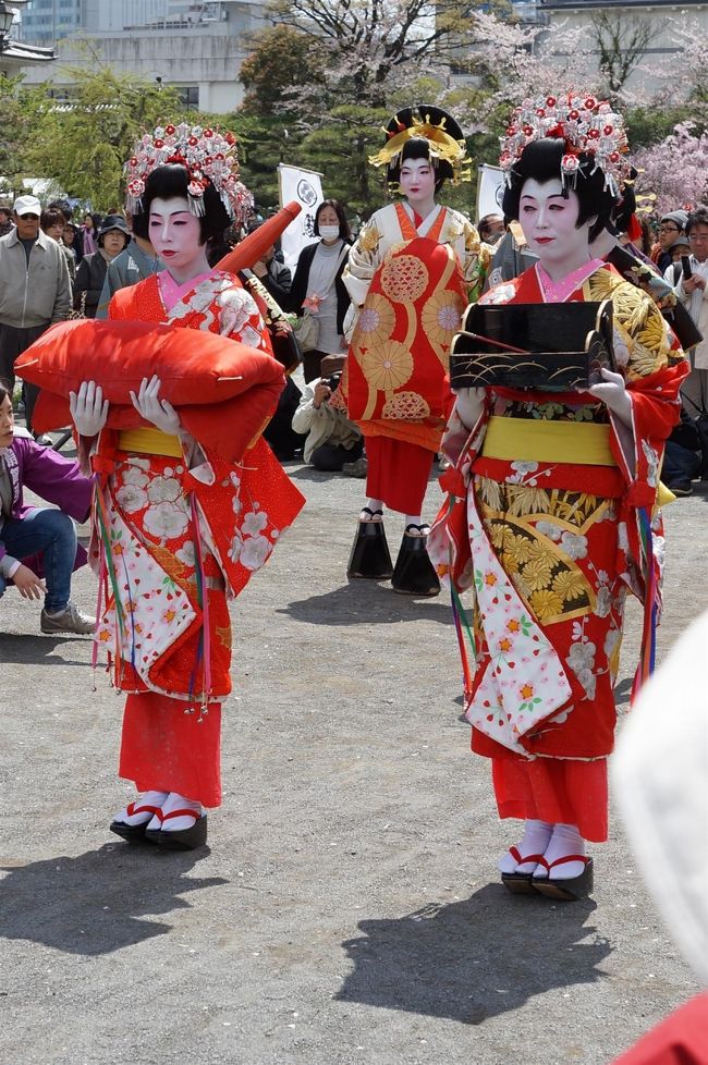 静岡まつりは以前から知ってはいたがまともに見に行ったことはなかった、　今回決意し出かけてみた。　思ったこと：天気がよくてよかった、色々な場所で催しを行っていて時間潰しになり助かった、夕方からの踊りはたぶん日曜の夕方だから人出はこんなもんだなと感じた、土曜ならもっと賑わっていたかも。