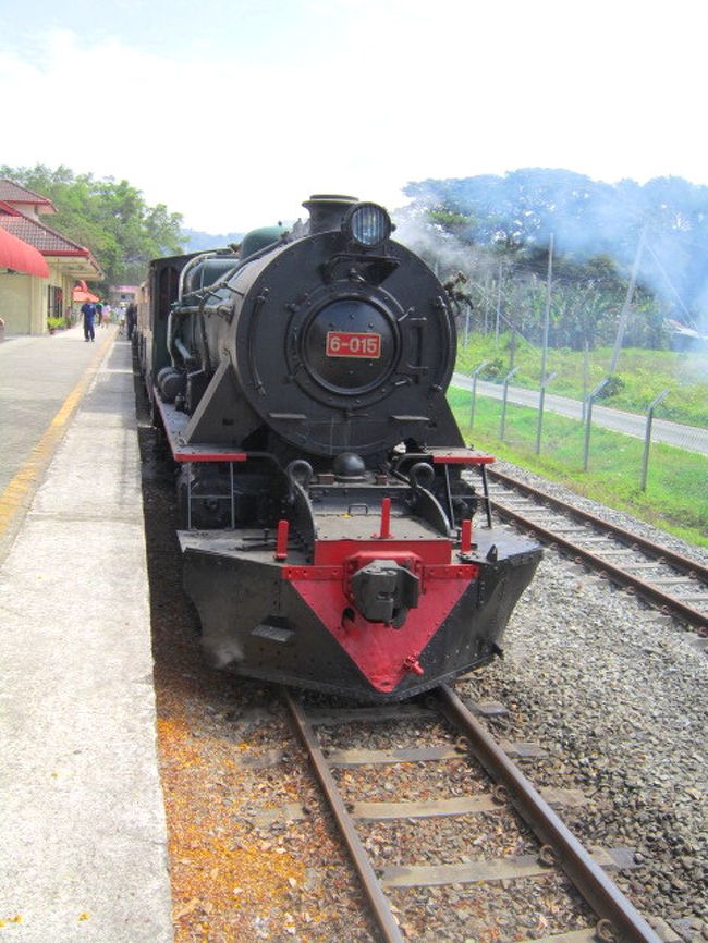 蒸気機関車に乗ってコタキナバル⇔パパール駅間を往復（約７７キロ）するツアーに参加。仕事や買物目的で隣町へ移動するような乗客は1人もいません。ゆっくり走る機関車に乗って、のんびりとした街の雰囲気やボルネオの自然を味わうことができました。