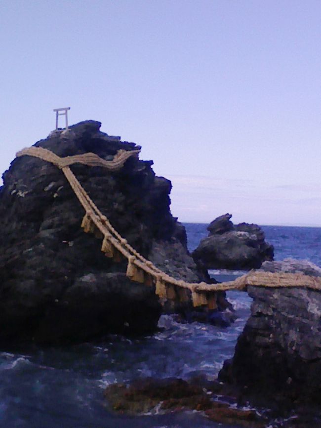 夫婦岩の初・見学です。<br />思ったよりも海岸からとても近くにあるんですね!<br />外国人の方たちが多かったのが印象的でした。<br /><br />また、エクシブの鳥羽は、天然温泉がとても気持ちがよく、<br />肌がつるっつる〜〜・・・になりなました。<br />年度末の疲れを癒しに!<br /><br />