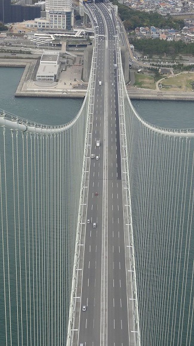 “世界最長の吊橋明石海峡大橋の塔頂へ上がれる”ツアーがあるということで、予約申し込みして行ってきました。<br />高さ300mから見る360度の絶景パノラマは壮観でした。<br />帰りに京セラドームでドラゴンズの試合を見てきました。<br />