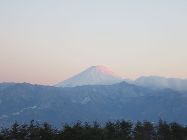 大好きなほったらかし温泉に行きたい！！という思いから始まった今回の旅行ですが、1泊2日で昇仙峡、ほっらかし温泉、忍野八海、山中湖方面とちょっと欲張りな富士山三昧の旅になりました。<br /><br />＜1日目＞<br />都内→昇仙峡→山梨市フルーツ公園→ほったらかし温泉→石和温泉泊<br /><br />＜2日目＞<br />石和温泉→忍野八海→山中湖花の都公園→山中湖→道の駅どうし→道志の湯→都内