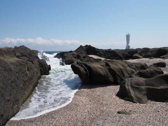 鷹取山の旅、2日目は城ケ島観光。城ヶ島を一周ぐるっと歩きました。写真は安房埼灯台。房総（安房）を望む位置にあることからついた名称だそうです。<br /><br />城ヶ島公園から浜まで階段で下りる事が出来るので、健脚な方は是非下りて欲しいところ。荒い波が岩に打ち付ける様子にテンションが上がる事でしょう。