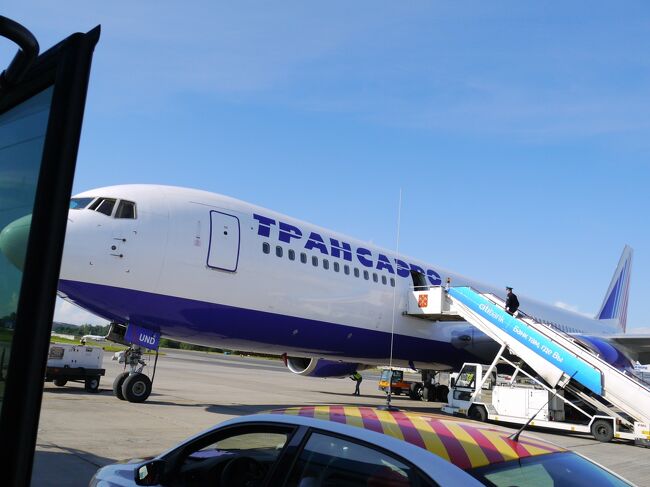 今回の旅行は、移動時間が多く、無駄な時間のように思われますが、バス移動は、私にとっては、ありがたい休息時間です。<br />ただ、国内便を利用して往復しているのは、空港で無駄に過ごす時間が長くなります。<br />ちなみに、サンクトペテルブルグのプールコヴォ空港は、とても小さな地方空港という感じで買い物を楽しむという場所は非常に少ないです。<br />サンクトーモスクワ間は列車移動も出来るようです。<br />そして<br />なぜ、サンクトから入り、モスクワからの帰国便（あるいは反対）と言う方法をとらないのは、往復便の方が、きっと安く付くのではないでしょうか<br /><br />もし、モスクワから入り、モスクワから戻るというツアーがあったら、その方が国際空港で広いから良いような気がしますが、モスクワの出入国は警備が厳しいようです。<br />サンクトペテルブルグのプールコヴォ空港は、二度もセキュリティーを通る割には、実に大雑把。ペットボトルも化粧品などの水物、一切、出す必要がありません。<br />もし、指摘を受けたら、「あぁ、忘れてましたぁ」と言って出して下さいと言う添乗員の指示です。<br /><br /><br />◆日程表（★印が、このページ）<br /><br />★7月20日	    東京（成田発）13:00 トランスアエロ航空でサンクトペテルブルクへ。	<br />　　飛行時間１０時間２０分<br /><br />２１日	    出発9：30　プーシキンへ	バス、１時間<br />	   <br />エカテリーナ宮殿観光（約２時間）	<br />昼食後、ペテルゴフヘ	バス、４０分<br />ピョートル大帝夏の宮殿の庭園観光（約２時間）	サンクトペテルブルク、2泊目	<br /><br />２２日	   6：30　空路モスクワへ	飛行時間１時間２０分<br />モスクワ着後、セルギエフ・ポサードへ（約1時間30分）	<br />「黄金の環」観光★セルギエフポサード観光	<br />トロイツェ・セルギエフ大修道院	<br />スズダリへバス移動（約2時間30分）	スズダリ泊	<br /><br />２３日	  出発9：30、	<br />スズダリ観光（約2時間）	<br />（スパソエフフィエフ修道院、ロジェストヴェンスキー寺院）	<br />ウラジミールに移動（３０分）	<br />古都ウラジーミル観光（約2時間）	<br />	（ウスペンスキー寺院、黄金の門）	<br />モスクワにバス移動（約2時間40分）	ホテル着　18：30	<br /><br />２４日	 出発8：15	<br />終日モスクワ観光（約7時間）	<br />ウスペンスキー寺院。赤の広場、聖ワシリー寺院、グム百貨店	<br />ノヴォデヴィッチ修道院、モスクワ大学、雀が丘	<br />途中、☆ロシア民芸品店（約40分）にてショッピング。	<br />夕食後、ホテルの劇場で観劇	<br /><br />２５日	 出発６：00　	<br />空路サンクトペテルブルグに戻ります	<br /> サンクトペテルブルク市内観光（約2時間）	<br />	（聖イサク寺院、血の上の教会、青銅の騎士像、宮殿広場）	<br /> スーパーマーケットにてショッピング（約40分）	<br /><br />２６日	 9:00 ホテル発。	<br />エルミタージュ美術館観光（約５時間！！）	<br />20:45 サンクトペテルブルク発。<br />空路、トランスアエロ航空にて帰国の途へ。	<br /><br />２７日	11:30 東京（成田）着。	飛行時間９時間４５分<br /><br />プルコヴォ空港