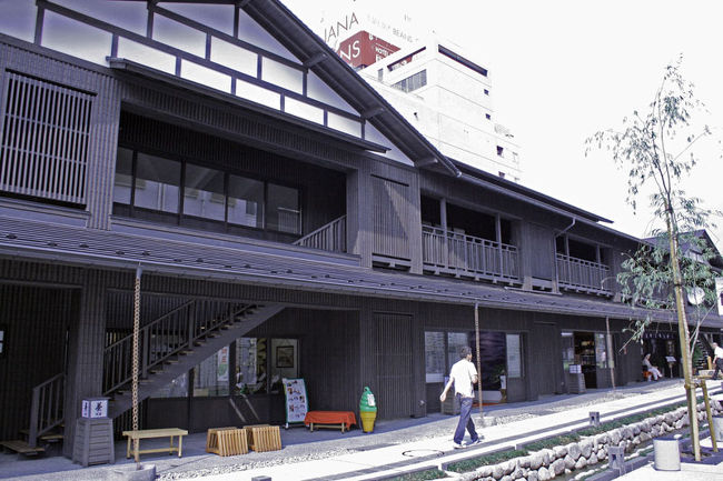 山形へのプチ・旅です。<br /><br /><br />うちのパパ様が愛してやまない、世界で大活躍をしている工業デザイナー奥山 清行さんが、自身の出身地である山形市に「山形工房」をOPEN。<br /><br />ちょっと見に行ってみました。<br /><br />移動手段:クルマ<br /><br />山形市七日町御殿堰「KEN OKUYAMA CASA」<br />山形工房<br /><br />場所 :山形県山形市七日町2-7-6<br /> TEL:023-673-9226<br /><br /> 営業時間:10:00〜19:00<br /> 定休日:毎週月曜日<br /><br /> http://www.kenokuyamadesign.com/<br /><br /><br /><br />