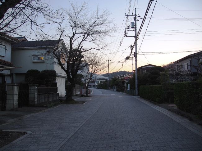 五街道ウォーク・・・この言葉を初めて聞いたのはずいぶん前。<br />テレビ番組で紹介されていたのを、たまたま見て心惹かれる・・・・<br /><br />五街道とは「日本橋」を起点とする五つの陸上交通路の事。<br />東海道・日光街道・奥州街道・中山道・甲州街道の5つの街道です。<br /><br />出発点の「日本橋」から五つの街道の終着点まで、昔の旅人のように<br />旧道を歩いて目的地を目指すなんて・・・<br />なんだかロマン溢れる旅だと思いません?<br /><br />そして今回、第4回目の「旧甲州街道」ウォーキングは・・・<br />前回終了した「谷保駅」~「日野宿」「八王子宿」「高尾駅」まで。<br /><br /><五街道ウォーク・甲州街道編.3-1>▼<br />http://4travel.jp/travelogue/10869029<br /><五街道ウォーク・甲州街道編.3-2>▼<br />http://4travel.jp/travelogue/10871680<br /><五街道ウォーク・甲州街道編.4-1><br />http://4travel.jp/travelogue/10874714<br /><br />旧甲州街道歩きも3月に頑張ったので、早くも4回目。<br />絶好調で東京を横断中ですが、それもそろそろ終わろうとしています。<br /><br />午前中は前回終了した「谷保駅」~「日野宿」まで歩きました。<br />新撰組とゆかりのある、東京都内で1つしか残っていない「本陣」を<br />時間をかけてしっかり見学し・・・本陣を出た時にはお昼過ぎ。<br /><br />本日は「北八王子駅」付近でランチにしようと思っていたので<br />お昼はかなり過ぎましたが、黙々と歩きました。<br />途中には、長い~坂道がありヘロヘロに・・・。有名企業の工場がある<br />工場地帯を抜け、予定より押し気味で「八王子宿」へ。<br /><br />大きく賑やかな宿場町は、どこか昔懐かしくもあり・・・遠いい昔を<br />感じながら、先へ急ぎました。今回の目標は高尾駅。しかも最後には<br />高尾で人気の和菓子屋さんで「いもようかん」を買う目的も♪<br /><br />無事に高尾駅に着くのか・・・美味しい和菓子は買えるのか?<br />どんどん変わりゆく、甲州街道の風情をお楽しみ下さい~。