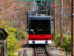 登山電車を降りれば、そこにはケーブルカーの乗り口があります 