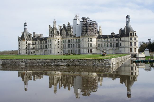 念願の家族旅行 in Europe(フランス編)です♪<br /><br />3/31(月)午後:夕方頃パリ着<br />4/1 (火)午前:ヴェルサイユ宮殿観光、午後:パリ市内散策<br />4/2 (水)終日:ロワール地方観光<br />4/3 (木)午前:La Vallee Village、午後:ルーブル美術館<br />4/4 (金)終日:モンサンミシェル日帰り観光<br />4/5 (土)午前〜午後:パリ市内散策、夜:ユーロスター終電でロンドンへ(21時着)<br />4/6 (日)午前〜午後:ウェストフィールドロンドン<br />4/7 (月)終日:コッツウォルズ日帰り観光<br />4/8 (火)午前:買い物、午後:ロンドン市内散策、夜:ヒースロー空港から羽田へ<br />4/9 (水)午後:夕方頃羽田着