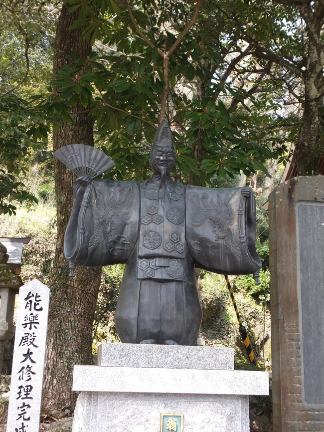 まだ桜が満開の篠山へ、お能を見に行きました。<br /><br />場所は篠山市の春日神社。<br />お能は難しそうと思っている方が多いと思いますが、内容はとても分かりやすいです。聞き取るのは少し大変なので謡本があればそれを見ながら聞けばよいと思います。今回は西行桜と葵上という季節にピッタリの演目と人気の演目が豪華キャストで演じられました。