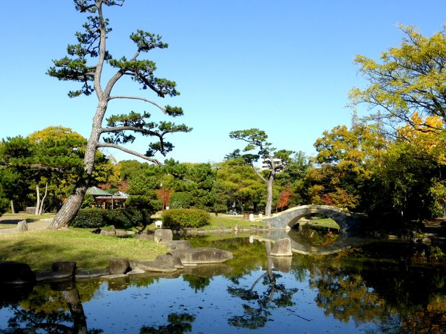 現住吉公園は江戸時代は住吉大社の境内の一部で、海に面した馬場があったらしい。<br /><br />公園の中央を東西に走る道路は、当時の海から続く表参道の名残で、今でも汐掛道と呼ばれる。<br /><br />公園を入った直ぐ左手に芭蕉の句碑が建つ。<br /><br />　　　升買うて　分別替る月見哉　　　翁<br /><br />句碑の脇に由来が記されている。<br /><br />美しい桜広場を一周してみた。