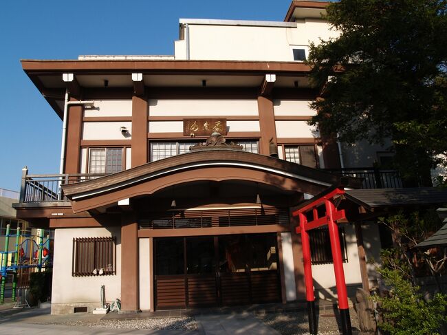 横浜市南区井戸ヶ谷上町にある乗蓮寺は高野山真言宗のお寺で西向山妙歓院乗蓮寺という。創建は貞応元年(1222年)、開山は照清法師、開基は源頼朝の未亡人・平政子(保元2年(1157年)~嘉禄元年(1225年))であるために、「尼将軍乗蓮寺」と名乗るようになった。本尊は不動明王である。<br /> 頼朝没後、出家して四半世紀余り尼将軍として生きた晩年の創建であり、二位の尼・平政子と名乗ってからのことであり、朝廷から官位(建保6年(1218年)4月、従三位に叙される。(その後、建保6年(1218年)10月には従二位に昇叙し、二位尼と称されたりしている。))を受ける以前の名は一切判明していないとされるが、昭和後期の「尼将軍の由来」(A5の印刷物)には「朝日御前」と名付けられたとあるから、頼朝と出遭ったときも「朝日姫」であった可能性が高いであろう。頼朝と結婚後は「御台所」、頼朝没後は「尼御台」(あまみだい)、法名は「如実妙観」、戒名は「安養院殿如実妙観大禅定尼」である。3代将軍源実朝と同じく親子が鎌倉・勝長壽院に埋葬されたと考えられているが、後に鎌倉・壽福寺にも実朝墓とともに墓が築かれ今も残っている。政子のものと言われる宝篋印塔は鎌倉・安養院にも残されている。また、安養院にも政子座像があるという。<br /> しかし、供養塔はないにしろ、政子を偲ぶのには、鎌倉や相模国鎌倉郡を離れたここ武蔵国・井土ヶ谷の地にある乗蓮寺が最適である。「尼将軍化粧の井戸」、政子お手植えの「榧(カヤ)の木」、自身の姿を鏡に写し、彫ったとされる「政子座像」(かつては御影堂に安置されていた。)の3点が残されている。<br /> 「尼将軍化粧の井戸」は現在も枯れてはいないそうだ。承久年間(1219年?1222年)に叛乱に遭遇して引越村(六ッ川)の方面に難を避けた折、土地の水が悪く朝夕の化粧に適しなかったので、各所に多数の井戸を掘ったが、その内で井土ヶ谷の一角を掘ったものが最も適したので、その地55町歩を分領し、一宇を建立した。「井土ヶ谷」の地名もこの井戸から発したともされる。<br /> 「榧(カヤ)の木」は政子お手植えとされる樹齢があり、横浜市指定名木古木になっている。<br /> 「政子座像」は老婆の尼姿で彫られており、痩せた小柄な姿で、剃髪して丸めた頭の額には3本の皺が深く非対称に刻まれ、目尻にも左右非対称に皺が刻まれ、口元と頬の間の皺も左右非対称である。小さな二重の目は強い信念を持った人柄が伝わってくる。寺伝されているように、政子がこの地を去る際に、里人が名残惜しんだので、そっくりに似せた自分の分身を残したとされるのは合点が行く。また、夕方になり、蝋燭を灯し電灯を消すと浮かび上がる姿はあたかも生きているかのようであった。2時間半ほど「政子座像」前で住職の話を聞けたが、日本史上、最も知られた女性の一人(もう一人は倭国女王・卑弥呼であろう。)を間近に感じることができ、これほど名勝・旧跡を尋ね歩いていても遭遇できなかったことであり、政子に親しみを感じた。<br />(表紙写真は尼将軍乗蓮寺本堂)