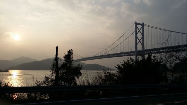 最初日の夜に飛行機で乗って初めて広島に着いた。広島空港で多くの店のドアが閉めた。バスで市内に移動した。地面電車を見て写真を撮ったけれど気にしないで予備のカメラのバッテリが落としてしまった。予約のホテルへの道を探した。市内の胡(えびす)町の近所が騒々しかった。<br />30日朝、雨が降ってきた。ホテルで傘を買って出かけた。計画の通りで尾道に行こうと思った。ところで広島駅に着くと尾道への電車が間に合わないで逃げた。尾道方面へのバスがなかったので次の電車を待っていた。電車の途中で窓からの風景を見ながら朝ごはんを食べた。尾道駅に着いた後でサイクルさんを探しに行った。サイクルレントのため、千円の保証金として先払った。パスケッド付けのサイクルを選んだ。午後5時の前に返却しなければいけなかった。実は5時まで6時間ぐらいがあった。渡り場に着いて船が離れたばかりだった。次の船を待てた間に看板に薦めのしまなみ海道のコースを見て覚えた。船で乗船して自転車を調整した。向島の渡し場に着くと一気に自転車で乗って走った。しまなみ海道で走って気持ちが良かったのでなんか頭の中に悩みを全部捨ててしまった。休みもないで全力に因島へ行った。橋の下を渡って因島に着いた。本因坊秀策の記念館への道に探しに行った。サイを待って今すぐ会いに行くと心で叫んだ。やはり、ヒカルの碁のせいで完全に中毒のようにした。足が痛かったのに楽しかった。記念館に入って碁を遣ってた人がいった。そして、ヒカルの碁のマンガがあってびっくりした。一冊を読み始めた。館内に碁のイベントを張って本因坊の大会の情報を提供した。虎次郎の生涯に関する文書記録を読んで生まれ家も見た。色々に見物して大満足だった。記念館から出てすぐ村上の水軍城に移動した。ここに着くと門があけて残念だった。後で島の周りの小道に走って海の景色を見に行った。途中でミカンの売り屋を見てミカンを買った。隣の小さい食事の店で焼きそばを食べた。そのとき、ある女の子がお店に入ってご主人に地元の観光取材のため、インタービューした。僕の耳が良く利いた。ご主人が白滝山という場所を薦めた。僕は食事の後で白滝山に走っていった。白滝山への山の道が激坂になった。大量の体力が消耗して汗が沢山出て足が無力になっちゃた。自転車を持って山頂に歩んでいった。死ぬほど山頂に着いて山頂のお寺への小道を登って苦しく進んだ。ところで、山頂から島の一部と海の景色を望んで気分が良くなった。少し休んだ。後で、因島から尾道に帰った。尾道に着いてサイクルを返却した。余裕の時間がないので尾道の有名な観光地に行けなくなっても尾道の名物としての尾道ラーメンを食べた。