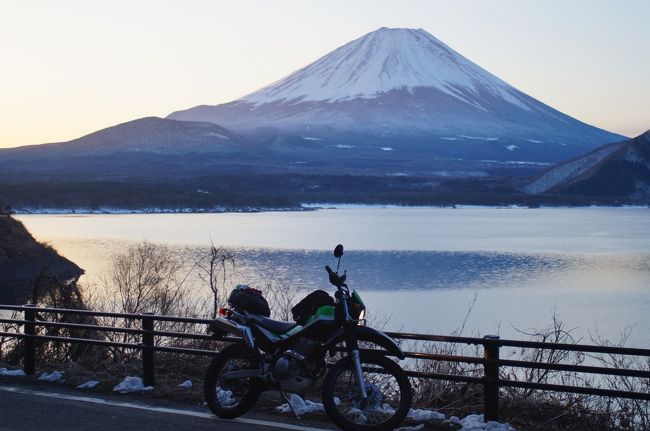 大雪が降った山梨県。ようやく落ち着きを取り戻した１ヶ月後の３月３日。500円札の富士山の写真の撮影場所、本栖湖へオフロードバイクで日の出を拝みにツーリング。