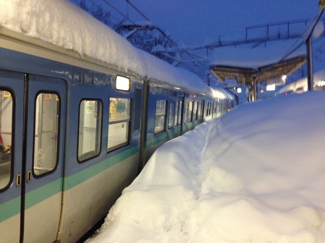 2/14(金)19:00。単身赴任先の山梨県甲府市から、自宅がある東京都豊島区まで帰るためいつもの足である高速バスが運休になったため駅に向かい、特急あずさで帰ることに。<br />19:00の交付駅前の状況です。<br />特急の到着間まで20分位あったため、立ち食いそばを食べホームへ。<br />待てど暮らせど特急が来ない。おかしいと思い駅員に聞いたところ特急は運休なので払い戻しをしてますとのこと。払い戻しをする緑の窓口の駅員に聞いたところ、各駅停車新宿行きは、「動いています」ときっぱり。<br />各駅停車でも、少し時間がかかるが、しょうがない。ゆっくり帰ろうと電車を待つ。これもやはり遅れているようで30分くらい待った後やっと甲府駅に電車が来た。電車内は空いており、さすがにこの大雪じゃ早めに帰ったんだなと思い窓の外の雪を見ながらゆっくりと眺めていた。甲府から大月駅まで通常40分くらいの道のりを2時間くらいかけてゆっくり走っていました。大月駅に到着したのは既に23:00。東京に着くのは日が替わってしまうなと思い発射を待つが、社内からアナウンスが「大月高尾間の山中で電線が雪の重みで切れてしまっているため東京方面は運休です」<br />東京に帰るのはあきらめ、甲府に戻る事に。甲府に向かう列車が大月駅に入線してきたとき電車が50cmくらい積もった雪を押し除けながら走ってくる姿を見て、脱線しそうだ、これはヤバいと思いました。寒い駅から暖かい電車内に入りほっとするひととき。しかしここで悲劇は始まっていました。大月から甲府方面に一駅の初狩駅に到着し電車から出る乗客がいつもと違うホームの様子にびっくりした様子。外を見ると電車の窓の上を遥かに超える程の積雪。電車から出ようとすると太ももぐらいまで雪に埋もれる。またアナウンスが。<br />「甲府近辺でも雪の重みで電線が切れているためしばらく停車します」とのこと。既に0:00は過ぎ日が変わってしまっている。車内にいるみんな不安そうだが、すぐに動きそうもない、暖かいし電線の復旧くらいすぐにでもできるのではないかと思い少し寝る事に。うとうとしていると車内アナウンスがあり、電線の復旧が思うように進んでないとの事。一時間おきくらいに列車のパンタグラフに雪が積もらないようにと5mくらい前後に電車が動き何とも心地が悪かった。<br />朝になってしまった。電車の車内に明るく日が差し込み始めた6時前くらいに、半ドアで手であけられるようになっているドアを開け駅のホームに出てみるとすごい雪が積もっています。朝子供から心配で電話があったが、スマートフォンの電池が既に10%。「電池がないから切る」とだけ伝え電話を切る。駅の外にも出られるようになっており、ちらほら外を出歩く人たちが出てきました。しかしすごい雪でスーツに革靴の姿では雪をかいて外を出歩こ気にはなれません。でもおなかも空いてきた。コンビニの袋にありったけの食料を買ってきている人が何人か通り、近くにコンビニがある事に気づき、行ってみる事に。3個入のおにぎりが一つ残っており、それ以外弁当も、おにぎり類もない。おにぎりと、チョコ棒10本入り、パンも少ない棚にあった一つを買い電車に戻る。<br />ピンクの派手なスキーウエアを来たおばさんが車内に入ってきて大きな声で<br />「私は看護婦です、調子の悪い方はいませんか?できるだけお茶や水等の水分を取ってください」<br />と声をかけてくれました。<br />まあ、電線が切れたのを直すのは大変そうだなと思い車内アナウンスを聞くと「大月 高尾間の電線が切れた所まで作業員がたどり着かないためしばらく電車が動きません。」とのこと。今日明日くらいにはそうはいっても何とかなると思い今度は暇つぶしにコンビニに本を買いに行き本を読んでいると「地元の方々が朝食を用意してくれました駅中ほどの休憩所までお越し下さい」おにぎりと、みそ汁を一杯。とてもありがたかったです。今後駅周辺の心ある人たちの炊き出しが、朝昼晩と3食あり大変感謝しております。暖かくなったら何らかの形でお礼をしたいと考えております。昨晩電車に乗って甲府から40kmくらいの山中にもうすでに15時間もいる。しかも復旧の目処が全くただす、電車の前も後ろも線路に雪が積もっており、簡単には動きそうもない。しかし初狩駅の駅員は昨晩からずっと寝ずに動いているようで、朝昼の食事にカップラーメンを出してくれて、後で数えたら180人くらいいるとの事で、ポットのお湯がすぐになくなりポットリレーをしている光景をよく見ました。<br />近くにいた体育会系の若い男子が土曜昼過ぎに荷物を整理し始めた。若く、背が高く、おそらく陸上部かなと思う程の清々しい男子でした。電車の中ではらちがあかないと決断したらしく、雪道を歩いて帰るようだ。3月15日(土)19:00既に電車の中に既に24時間いた事になる。普通電車の車内に24時間とは,,,,<br />こういった状況で熾烈な争いが起こっていました。携帯、スマホの充電です。スマホ人気で携帯よりもスマホの保有が増えているようですが、問題もあります。電池が持たない。私もスマホですが既に朝には電池残量が20%を切ってしまっていたため、電源は切り、重要な連絡を7:00、とか8:00とかの時間にメールすると家族に告げていました。しかし見ず知らずの人たちの中でせめて家族ともう少し話がしたいと思い、公衆電話から妻に電話をしたところコンビニに予備バッテリーが売っていると子供が話していたとの事。駅から歩いて20分くらいのところに大きなコンビニがあると聞き、暇つぶしもあり予備バッテリーを探しに。予備バッテリーと、コードで4,000円超え。高いがしょうがなく買い歩きながらスマホに充電をし、電車に戻りまた本を読みながら充電し4時間くらいでフル充電に復帰。そんな頃携帯の充電競争も激戦を終え少しずつ空きが出てきた。この際、予備バッテリーも充電し万全な状態にと携帯と予備バッテリーを置きっぱなしに出来ないため暇つぶしもあり外で待っていると、同様の充電待ちの人が顔見知りに。一言二言話を交わすうちに、なんでこんな雪の中電車に乗ってしまったのかと同様の反省と、駅員が雪で電車が止まるかもしれない事を告げてくれていれば、乗らなかったかもしれない。と共感できる話になり、なんだかんだ盛り上がるようになってきた。<br />電車野アナウンスはやっと電線の切れた現場に作業員がたどり着いたとのこと。でも線路にはまだ雪が50cmくらい積もっており、そう簡単には動きそうにない。家族には、復旧の目処がたたなければ、明日の日曜日に山を歩き40km先の甲府の家を目指すかも知れない事を伝える。<br />3月15日(日)朝から天気はいいが、暖かくはならないし雪もそんな簡単には溶けそうもない。携帯の充電設備のところで少し話をしていると、今度は、若い男子が元気にこれから電車を脱出する素振り。素早く自分の荷物をまとめてその若者について行く事を伝え、名刺を渡し、携帯の電話番号を書いて渡したところ、何と同業大手の社員ではないか。駅を出るとしばらくの間、国道20号(甲州街道)が山中通行止めになっているため自動車が連なっており、歩きづらくしかも車道の端は雪があり滑るため危ない。500mくらい歩くと今度は、車を通行止めにしているため、車のない除雪した道を若者とすたすた、ひたすらに歩く。しばらく緩やかに坂になっている状態が10kmほど続いて国道の新笹子トンネル(中央自動車動の笹子トンネルは一昨年大きな事故がありました)まで来ました。トンネルの長さ2.9km。500mくらい歩いたところで、工事用の車両見たいな黄色い自動車が横を通り間際に止まってくれて、出口まで乗せてくれました。おまけにおにぎりまでくれました。トンネルの中は雪もないし、風もない、電気もついているため割と快適な空間でした。トンネルを抜けると今度は下りが続きます。上りもきついが、下るときの筋肉はまた違い結構きつい。道の駅が出てきてさっきいただいたおにぎりで昼食。残りの距離が23km位とスマホの地図が示す。半分近くまで来たのかと少しほっとする。そこからしばらく下って行き見覚えのある光景のところまでやとたどり着く。