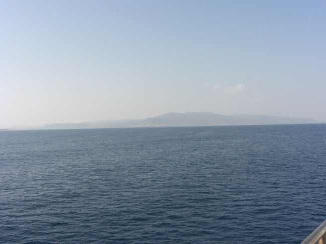 石垣島を出港して、まもなくおおきな島。西表島。<br />外洋を経て、与那国島が近づいて来ます。<br /><br />どうぞ、アヒルのつばさのレポートよなくに号をお楽しみください！