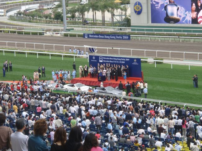 2009年の初香港は、香港ダービーを見に行きました。<br />スポンサーにメルセデスベンツがついており、パドックやコースサイドにベンツが並べてあったりと、日本のダービーとは、また違った雰囲気でした。<br />