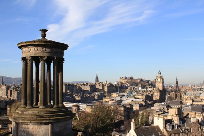 イースターホリデー期間にエディンバラ2泊3日の街歩き旅(一人旅)。<br />天候に恵まれ、素晴らしい景色達に出会うことができました。<br /><br />ハンティンドンという駅を起点にしていますが、<br />ロンドンのキングスクロスからも同行程で行ける(むしろ便利)と思います。<br /><br />【1日目の主な訪問地】<br />・スコットモニュメント(The Scott Monument)<br />・カールトンヒル(Calton Hill)<br />・聖ジャイルズ大聖堂(St Giles Cathedral)<br />・セントアンドルースクエア(St Andrew Square)<br /><br />その他、ロイヤルマイル、オールドタウン、ニュータウン散策などなどは毎日実施。<br />2日目以降は別記にて。訪問地は下記参照。<br /><br />【2日目の主な訪問地】<br />・エディンバラ城(Edinburgh Castle)<br />・グレイフライアーズ教会墓地(Greyfriars Kirk)<br />・ホーリーロッド公園周辺(Holyrood Park)<br />・フォース鉄橋(Forth Bridge)<br /><br />【3日目の主な訪問地】<br />・王立植物園(Edinburgh Royal Botanic Garden)<br />・スコットランド国立博物館(National Musium of Scotland)<br />