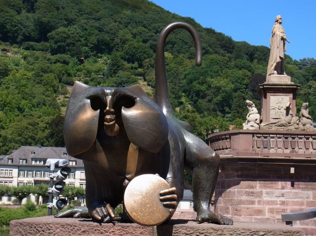 2013年8月1日<br /><br />今日はハイデルベルクの街を散策します。<br />朝食は付いていなかったので、昨夜スーパーで購入しておいたヨーグルトとピーチティーで軽く済ませてしまいました。<br /><br />まずは駅前のインフォメーションセンターで情報収集。<br />バスに乗って、まずはハイデルベルク城に行くケーブルカーの駅前まで行きます。<br />そして、ハイデルベルク城を見学。<br />巨大な樽があるワインセラーやドイツ薬事博物館を見ました。<br />お城からの眺めが素敵だった~☆<br /><br />街へ下りてからマルクト広場へ。<br />少し散策をしてから、先にお昼を食べました。<br />ドイツ最終日なので、大好きなポテトスープを食べ納め。<br /><br />お腹がいっぱいになった所で、哲学の道に向かいます。<br />頑張って高台に登ると、またまた素敵な景色が待っていました♪<br />ゆっくり眺めていたかったけど、お天気が良すぎて暑いので断念(-_-;)<br /><br />次は大学と学生牢を見学。<br />落書きいっぱいの学生牢が楽しかったです。<br />暑かったのと、いろいろあったのとで、アイスクリームを2回も食べてしまいました(笑)<br /><br />明日はドイツとお別れ。フランスはストラスブールに移動します。<br /><br />【ハイデルベルクカード】<br />1日券 12.5ユーロ(他にも日数が選べるようです)<br />ケーブルカーを含む公共交通機関(バス・市電)期間中、乗り放題、シティガイドと地図付き。ハイデルベルク城(内部ガイドツアー含む)他、12の博物館、観光施設の入場料無料。<br /><br />【シュロスチケット】<br />6ユーロ<br />ハイデルベルク城の入場料の他、ケーブルカー・ドイツ薬事博物館入館料が含まれている。<br /><br />【大学講堂・博物館・学生牢】<br />3館共通チケット...3ユーロ(ハイデルベルクカードで割引あり 2.5ユーロ)<br />※月曜休館日<br /><br /><br />☆前日の旅行記はこちらをご覧下さい。<br />http://4travel.jp/travelogue/10878517<br /><br /><br />
