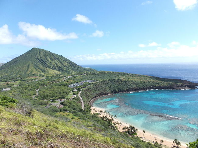 ハナウマ湾周辺の丘を登山（？）散策（？）。<br />青い空に青い海、そしてあふれる自然の緑。<br />素晴らしい景色がそこには広がっていました♪