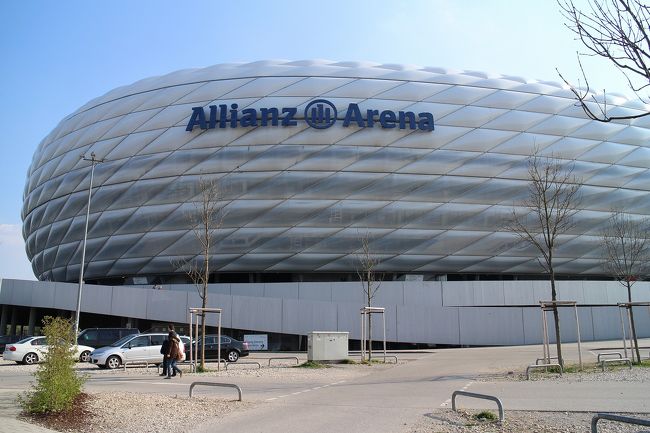 テーガーン湖へ行った後、まだ時間もあったので思いつきでAllianz Arenaへ行ってみました。