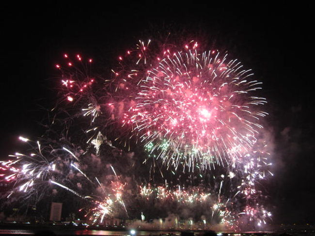 2012年、大阪のなにわ淀川花火行って来ました。<br />花火と十三グルメを堪能しました。<br />宜しければご覧ください。<br /><br />本年2014年は、8月9日開催です。<br /><br />