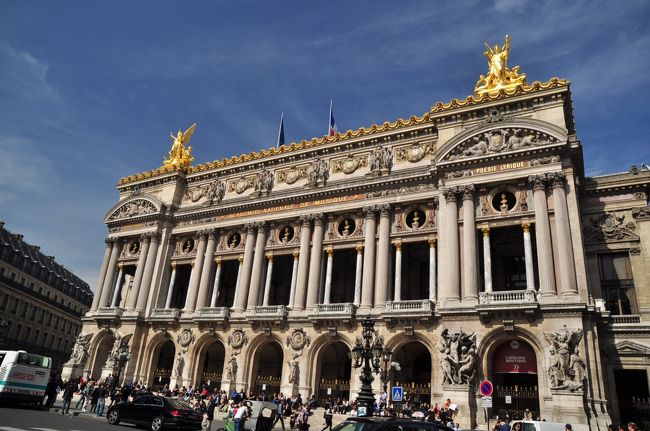 世界三大歌劇場の一つ、パリ・オペラ・ガルニエ（旧オペラ座）でオペラを鑑賞する。<br />これは私の長年の夢でした。<br /><br />けれども、オペラ・バスティーユ（新オペラ座）が出来て以降、ガルニエでのオペラ上演は激減し、バレエの公演ばかり。<br />夢が叶う日は来ないのかなあ、と半分諦めかけていましたが、運良く、滞在中に公演があり、しかも聞き易いロッシーニの作品と言うことがわかり、チケット発売日を待ちました。<br /><br />すさまじいチケット争奪戦の末、希望する席ではなかったけれど、何とかゲットできました。<br /><br />滞在中、バスティーユでも鑑賞可能なので、やっと興味を持ち始めた娘も一緒に、夫と３人でプッチーニの作品を聞いて来ました。<br /><br />旅行記ではありませんので、音楽に興味ない方はどうぞ、ずっ飛ばしてくださいまし。