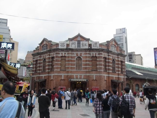 JALのマイルが切れるのでどこかに・・・・で決めたキャセイ航空での香港経由台北の旅。<br />10日前の捻挫足を引きずりながら、前半は終了！<br /><br />さて旅友と桃園空港で無事あえるでしょうか！<br />私はJALのマイレージ、友はANAのマイレージでエバー航空で到着のはず・・・