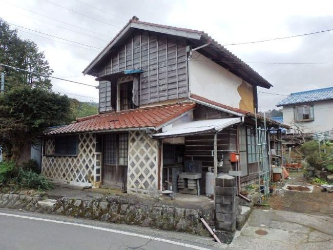 日本の小説家井上 靖（いのうえ やすし、１９０７−１９９１年）は北海道旭川町に軍医・井上隼雄と八重の長男として生まれたが井上家は静岡県伊豆湯ヶ島（現在の伊豆市）で代々続く医家で父・隼雄は現在の伊豆市門野原の旧家出身で井上家の婿。<br />１９０８年、 父が韓国に従軍したので母の郷里・静岡県伊豆湯ヶ島へ戻り１９１２年に 両親と離れ湯ヶ島で戸籍上の祖母かのに育てられた。<br />１９１４年に 湯ヶ島尋常小学校（後の伊豆市立湯ヶ島小学校）に入学し１９２０年に 浜松尋常高等小学校（現在の浜松市立元城小学校）に編入学するまで通学している。<br />自伝的色彩の強い小説に『あすなろ物語』、『しろばんば』『夏草冬涛』、『北の海』などがあるが、『しろばんば』は井上靖自身がモデルの主人公・伊上洪作の幼少から青年になるまでの自伝的な作品で静岡県伊豆湯ヶ島（現伊豆市湯ヶ島）で過ごした幼少時代の日々を描いたもの。伊豆市湯ヶ島には井上靖が歩いた道、育った家、通学した小学校などが残っている。<br />若山 牧水（わかやま ぼくすい、１８８５−１９２８年）は日本の歌人で宮崎県東臼杵郡東郷村（現・日向市）の医師・若山立蔵の長男として生まれ宮崎県立延岡中学校時代に短歌と俳句を始め早稲田大学文学科時代に同級生の北原射水（後の白秋）、中林蘇水と親交を厚くし「早稲田の三水」と呼ばれた。１９２０年沼津の自然を愛し一家で沼津に移住し多くの作品を残したが天城湯ヶ島にも訪れ天城の山桜の美しさに魅せられ２３首の歌を詠み若山牧水の歌碑が建てられている。伊豆は多くの文学者が魅せられた地だ。<br />（写真は井上靖が育った家周辺）<br />