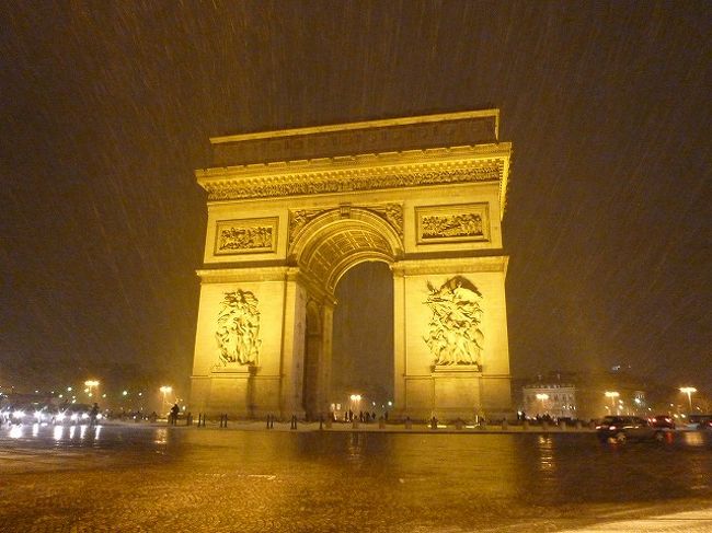 パリ2日目は本当に寒くて、日が暮れた頃から雪が降ってきました。<br />しかもかなり本格的に！<br /><br />でも、雪のパリの街も見てみたい〜と思い、まずはシャンゼリゼへ〜<br />凱旋門に着いた頃には、シャンゼリゼ通りが吹雪状態に・・・<br /><br />フードをかぶっていても、顔が雪まみれになってしまい、<br />めちゃくちゃ寒かったです〜（涙）