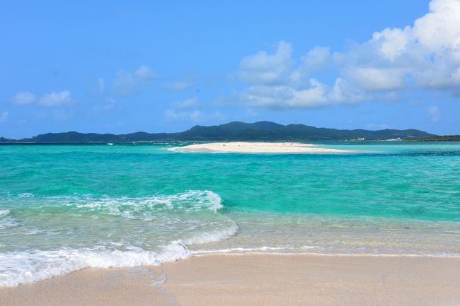 「球美（くみ）の島」、久米島周遊の旅へ。<br /><br />久米島を巡る旅も２日目に突入！<br />この日まず訪れたのが、久米島の東約５キロの海上に点在する砂浜だけの無人島である「ハテの浜」です☆<br />美しいエメラルドグリーンの海と真っ白い砂浜が広がっていて、沖縄の人気ビーチランキングにも常に上位に選ばれる人気スポットなんだとか。<br /><br />渡し船に乗り、上陸した「ハテの浜」はまさに別世界♪<br />およそ２時間半の間、白い砂浜だけで他に何もない無人島に滞在して、まさに非日常の贅沢な時間を過ごすことができました～～～。<br /><br />ちなみに……「ハテの浜」メインの旅行記を作ってみたら、（当たり前ではありますけど）ビーチの写真ばっかりに……これって果たして旅行記として成立してるのかな｡｡｡<br /><br />【旅の行程】<br />・沖縄久米島イーフビーチホテル ～ 泊フィッシャリーナ ～ ハテの浜（船着き場周辺 ～ 浜/西付近 ～ 浜/南付近 ～ 浜/東付近 ～ ～ 浜/北東付近 ～ 船着き場周辺） ～ 沖縄久米島イーフビーチホテル <br /><br />【おきなわ島旅紀行・久米島編】<br />・旅行記その１～「球美の島」周遊の旅　テッポウユリが彩りを添える城跡＆奇岩・絶壁へ～<br />　http://4travel.jp/travelogue/10878036<br />・旅行記その２～「球美の島」周遊の旅　風光明媚なビューポイント＆夕陽に染まるビーチへ～<br />　http://4travel.jp/travelogue/10878494<br />・旅行記その４～「球美の島」周遊の旅　今も残る赤瓦の旧家に、琉球王朝時代の面影を想う～<br />　http://4travel.jp/travelogue/10880205<br /><br /><br />【おきなわ島旅紀行】<br />〔渡嘉敷島編〕<br />・旅行記その１～果てしなきケラマブルーの海を眺めて…～<br />　http://4travel.jp/travelogue/10818884<br />・旅行記その２～ハナリ島上陸記＆島内展望台巡り～<br />　http://4travel.jp/travelogue/10821307<br />〔宮古島編〕<br />・旅行記その１～美景の島・宮古１day drive①　蒼く輝く海に架かる橋を渡って…～<br />　http://4travel.jp/travelogue/10835986<br />・旅行記その２～美景の島・宮古１day drive②　どこまでも続く宮古ブルーの海を眺めて…～<br />　http://4travel.jp/travelogue/10843812