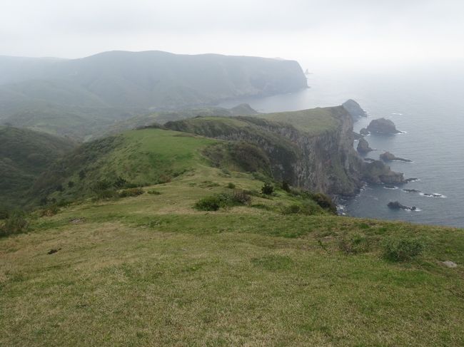 週末を利用して、関西発　隠岐の島を観光しました<br />隠岐の島は大きく分けて、「島前（とうぜん）」「島後（とうご）」に分かれています<br /><br />[島前]<br />・境港や七類港からフェリーでアクセスできる<br />・国賀海岸（摩天崖）がある<br />・ローソク岩（別名：観音岩）がある<br />・島前はさらに３つの島に分かれており、島対抗綱引き大会があるらしい<br /><br />[島後]<br />・境港や七類港からフェリーでアクセスできる<br />・隠岐空港があり、伊丹空港から空路でアクセスできる<br />・ローソク島がある<br /><br />「ローソク岩」と「ローソク島」は別物なので、間違えないように！！<br /><br /><br />※島前と島後はフェリーで行き来できるが、１日４〜５便しかないため、時間調節が必須！<br /><br />上記のとおり、島間の移動に時間を要するので、島前、島後を回る移動時間が予想以上にかかります<br />帰路をフェリーで松江に帰るなら、１泊２日でもいけるかもしれませんが、県外からアクセスする場合は、最低でも２泊３日が必要です。<br /><br />今回は、関西発で２泊３日でいってきました<br /><br />