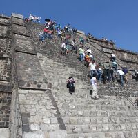 メキシコのピラミッドは登るのがとってもしんどい！！