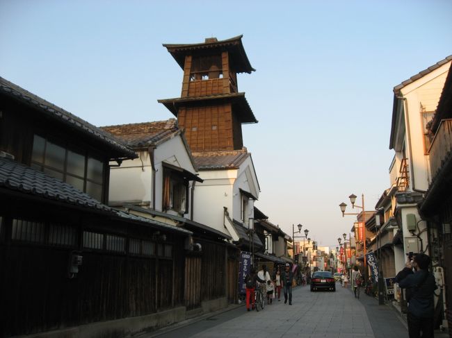 埼玉の東松山で物見山つつじ祭りとぼたんまつりが行われていたので行ってきました。また同じ沿線の川越にも少し寄ってきました。<br />旅行記の３は川越市から最後までです。<br /><br />★散歩ルート<br />高坂駅（関東の駅百選）→物見山つつじ祭り→正法寺（岩殿観音）→モン・プレジール（ケーキ）→高坂駅→東松山駅→箭弓稲荷神（ぼたんまつり）→ひびき（焼き鳥）→松山高等学校記念館（旧制松山中学）→松山神社→東松山駅→川越市駅→大正浪漫夢通り→蔵づくりのまちなみ→菓子屋横丁→シマノコーヒー→川越駅