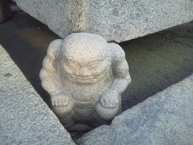 何年もあたためていたお店に、やっと来ることが出来ました!<br />次いつ来れるかわからないから、思い切って諭吉と漱石を羽ばたかせま−す(ToT)/~~~<br /><br />西本願寺 聞法会館→錦市場 有次→四条通り 永楽屋→祇園 尾張屋を完全徒歩で<br /><br />本当はもっと宿泊するつもりだったのですが、新幹線の回数券って27日から使えないんでね(T_T)<br /><br />画像は西本願寺に16体あるうちの雨水受け担当邪鬼