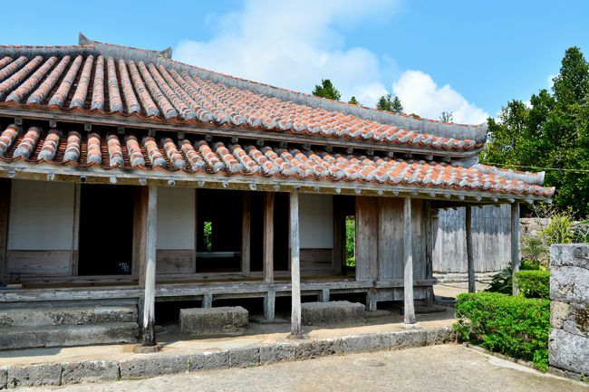 「球美(くみ)の島」、久米島周遊の旅へ。<br /><br />「ハテの浜」から戻ってきた後は、夕方に出発する飛行機に間に合うように空港へ向かえばいいだけなので、再び島を漫遊すべくべくドライブを再開!<br /><br />久米島と橋でつながっている「奥武島」に渡って自然が造形した不思議な岩の光景を眺めたり、琉球王朝時代の旧家で立派な石垣とフクギの老木に囲まれたお屋敷を訪れたりと、気の赴くままにぷらぷらと島めぐり♪<br /><br />この旅では、1泊2日をかけて久米島の主要なスポットをひと回りしてみましたが、「球美の島」と呼ばれてきた美しい光景に何度も出会え、心奪われる時を過ごすことができました。<br /><br />【旅の行程】<br />・奥武島 ~ 畳石 ~ チュラフクギ ~ 上江洲家 ~ 五枝の松 ~ シンリ浜 ~ 久米島空港 ~ 那覇空港<br /><br />【おきなわ島旅紀行・久米島編】<br />・旅行記その1~「球美の島」周遊の旅 テッポウユリが彩りを添える城跡&奇岩・絶壁へ~<br /> http://4travel.jp/travelogue/10878036<br />・旅行記その2~「球美の島」周遊の旅 風光明媚なビューポイント&夕陽に染まるビーチへ~<br /> http://4travel.jp/travelogue/10878494<br />・旅行記その3~「球美の島」周遊の旅 エメラルドグリーンの海と白い砂浜…ハテの浜上陸記♪~<br /> http://4travel.jp/travelogue/10879496<br /><br /><br />【おきなわ島旅紀行】<br />〔渡嘉敷島編〕<br />・旅行記その1~果てしなきケラマブルーの海を眺めて…~<br /> http://4travel.jp/travelogue/10818884<br />・旅行記その2~ハナリ島上陸記&島内展望台巡り~<br /> http://4travel.jp/travelogue/10821307<br />〔宮古島編〕<br />・旅行記その1~美景の島・宮古1day drive① 蒼く輝く海に架かる橋を渡って…~<br /> http://4travel.jp/travelogue/10835986<br />・旅行記その2~美景の島・宮古1day drive② どこまでも続く宮古ブルーの海を眺めて…~<br /> http://4travel.jp/travelogue/10843812