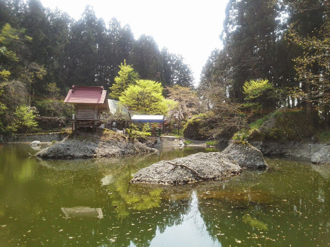 新潟県の糸魚川市に、月不見の池（つきみずのいけ）と、言う!?自然池が有ります。<br />昔の地すべりのくぼ地にわき水がたまったもので、池の水位は季節によって上下します。<br />この付近のわき水は、非常にきれいなので、住民の飲み水にも使われるほどだと言います。<br />池のまわりには巨大な岩が立ち、日本庭園のようですが、地すべりが作った自然風景です。<br />尚、藤の名所としても有名だと言いますので季節には訪れたいと思います。<br />
