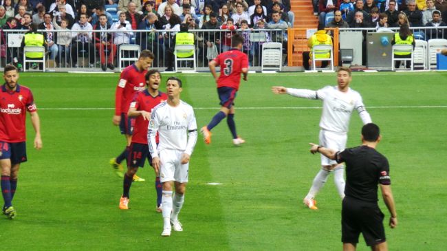 LIGA ESPAÑOLA リーガ エスパニョーラ の第35節 <br />REAL MADRID レアル マドリード 対 OSASUNA オサスナ 戦を、レアル マドリードのホーム、サンティアゴ ベルナベウ球場で観戦してきました。<br /><br />勤務先がレアル マドリードのスポンサーのため、ホームでの毎試合、常に社員の誰かが試合観戦に行かなければならないことになってい、今回は私に番が回ってきた。<br /><br />今期のレアル マドリードは調子が良い。<br />リーガはアトレティコ マドリードとバルサと上位を争っていますが、残り後3節、アトレティコが2勝すればアトレティコのリーグ優勝決まりです。でも、まだレアル マドリードにもバルサにも可能性は残っている状況。<br />COPA DEL REY（国王杯）は先日レアル マドリードが、バルサとの決勝戦に 2-1 で勝って、今期のカップを既にひとつは手に入れました。<br />そして、UEFA チャンピオンズ リーグも準決勝第1戦対バイエルン ミュンヘン戦はホームで勝ち、来週火曜日に第2戦。是非決勝戦に進んで、今期のチャンピオンズ リーグのカップも手にしたいところです。<br /><br />リーガ下位にいるオサスナとの試合は、4-0 と圧勝。<br />クリスティアノ ロナウドの華麗なシュートを間近で見られました。<br />ゴールの多さのみでなく、試合前に国王杯のお披露目、前日に亡くなったバルサ元監督ティト ビラノバへの黙祷、雨上がりの虹まで出た、盛りだくさんの2時間でした。<br /><br /><br />表紙の写真：この試合大活躍だった CR7　負傷から完全回復したことを見せつけた