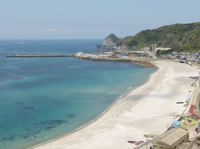 4月最後の週末は天気が安定して良さそうだったので、かねてから行きたいと思っていた伊豆諸島へ行くことにしました。どの島に行くか迷っていたところ、神津島観光協会のHPで天上山トレッキングツアーの企画を見つけたので、行先は神津島に決定！<br />壱岐に行って以来、3年ぶりの島旅です。