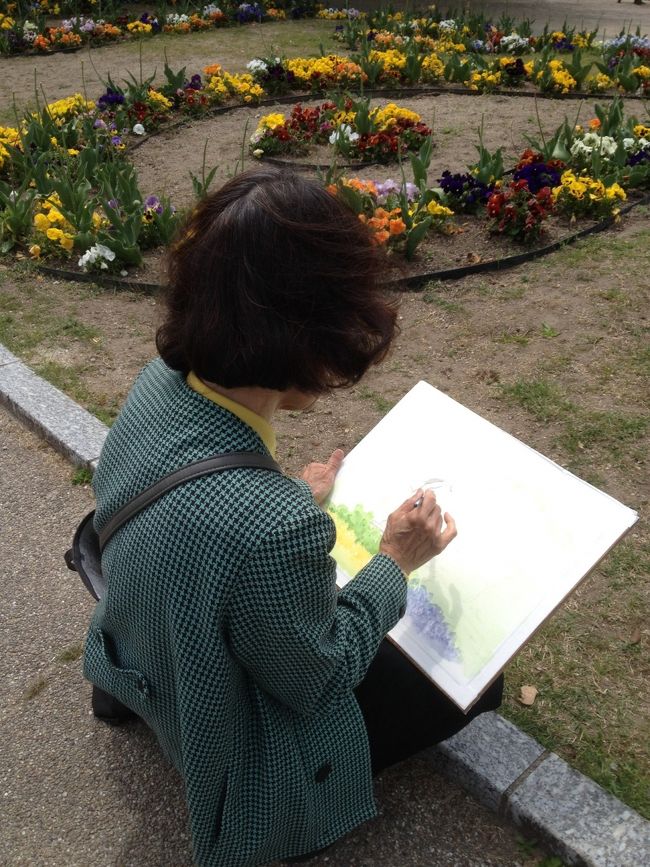 <br />広大な敷地の鶴舞公園です。<br />遠足の小学生、昼の弁当を開いて食事中のサラリーマン、絵を描き中の倶楽部の方、お孫さんと散歩の年配の方など陽気に誘われて公園内はいっぱいでした。<br /><br />写真は、絵画を愉しまれている方を撮影させていただきました。