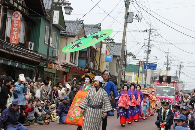 新潟に引っ越してきて、大河津分水のおいらん道中を初めて見に行きました。<br />2011年は、震災によりイベントは中止されていました。<br /><br />12時から本町での行列があり、14時からは堤防沿いでの行列でした。