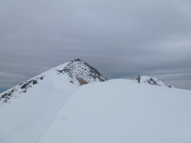 昨年に引き続き，ＧＷを利用し乗鞍岳（剣ヶ峰・標高3,026m）へ日帰りで行ってきました。（乗鞍高原スキー場,三本木〜乗鞍岳の往復）<br /><br /><br />昨年の旅行記↓<br />　　https://ssl.4travel.jp/tcs/t/editalbum/edit/10875009/