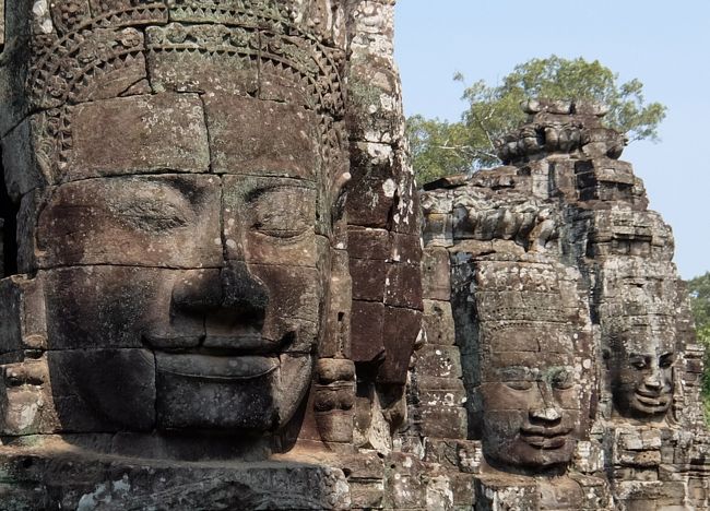 世界遺産アンコール・トム（大きな町）の中央にあるバイヨン寺院は<br />１２世紀末に建設された、穏やかな微笑みをたたえる観世音菩薩のモチーフで有名な寺院。<br />今回訪れるまで、このバイヨン寺院の事をアンコール・トムと言うと思っていた私・・・<br /><br /><br />1日目　成田発　９時３０分　ＶＮ３０１でホーチミンへ<br />　　　 乗り継ぎ、シェムリアップへ<br />　　　 着後、ホテルへ<br /><br /><br />2日目 午前　[世界遺産]バンテアイ・スレイ観光<br />　　　昼食後、ホテルに戻り、小休憩<br />　　　午後　[世界遺産]アンコールワット観光<br />　　　夕刻　アンコール遺跡群を鑑賞<br />　　　夕食は宮廷舞踊「アプサラダンス」を鑑賞しながら、ビュッフェ。<br /><br /><br />3日目 早朝　アンコールワットの日の出観賞。ホテルへ戻り朝食後、<br />　　　午前　[世界遺産]アンコールトム観光<br />　　　　　（●南大門、●バイヨン寺院、、●象のテラス、●バプーオン、●ピミアナカス）<br />　　　昼食後、ホテルに戻り、小休憩の時間にホテルでマッサージ！<br />　　　午後　[世界遺産]タ・プローム寺院、[世界遺産]スラ・スラン、<br />　　　　　　[世界遺産]プリアカン<br />　　　観光後、アンコールクッキー店<br />　　　夕食はスパエク（影絵）を鑑賞しながらビュッフェ。<br /><br />4日目 午前　[世界遺産]ロリュオス遺跡群観光<br />　　　　　　（●ロレイ、●プリア・コー、●バコン）<br />　　　観光後、お土産屋さんとオールドマーケット散策<br />　　　午後　自由時間だたのでホテルでＳＰＡ<br />　　　空港へ行く前に、夕食はクメール鍋。<br />　　　シェムリアップ発、ハノイ経由成田へ。<br /><br /><br />5日目 ７時３５分　成田着 