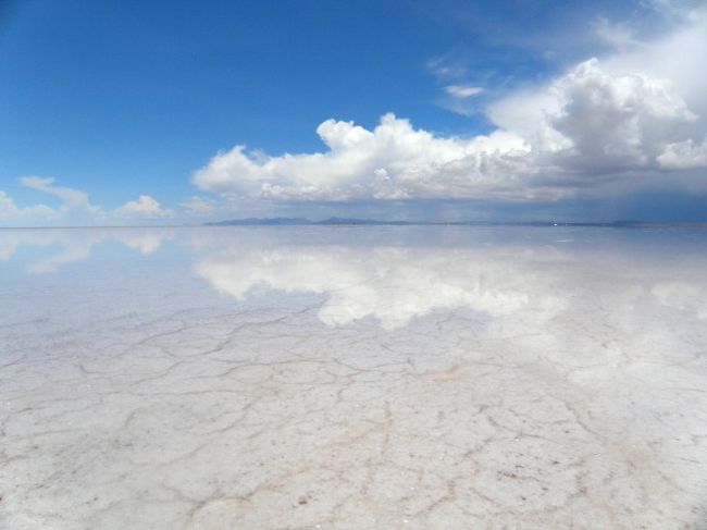 天空の鏡<br /><br />数年前、旅友さんの写真を見せてもらって以来の憧れの場所。なかなか行く機会がなかったんだけれど、今回は年末年始の休みの並びがばっちり！この機会を逃す手はないでしょう。<br /><br />とは言え、相手は自然。鏡が見られるかどうかは天候次第。けれど、旅行の神様は私に微笑んでくれました。一面見渡す限りの天空の鏡。まさかこれほどのものが見れるなんて！写真でも映像でも何度も見たけれど、目の前でみるウユニ塩湖の美しさは言葉に尽くせないほど素晴らしかった！<br /><br />遠かったけど、ちょっと高山病にもなったけれど、行ってよかった～♪<br /><br />https://blogs.yahoo.co.jp/alice_in_fireland/64704022.html<br /><br />【日程】<br />12/28　成田→ダラス→マイアミ<br />12/29　マイアミ→ラパス→月の谷観光<br />12/30　ティワナク遺跡・ラパス市内観光<br />12/31　ラパス→ウユニ→ウユニ塩湖観光<br />1/1　　ウユニ塩湖観光<br />1/2　　ウユニ→ラパス→ラパス市内観光<br />1/3　　ラパス→サンタクルス→リマ→マイアミ→シカゴ<br />1/4　　日付変更線<br />1/5　　シカゴ→成田<br /><br />