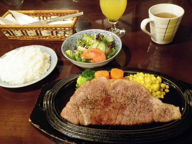 山形訪問は7回。<br />やはり山形といえば米沢牛ですかね。<br /><br /><br />各地で食べたものの特集!<br /><br />第1弾 沖縄でーじまーさんな食事<br />http://4travel.jp/travelogue/10769102<br />第2弾 北海道なまらうまい食事<br />http://4travel.jp/travelogue/10770583<br />第3弾 鹿児島がっついうんめ食事<br />http://4travel.jp/travelogue/10781398<br />第4弾 福岡ばりうま食べ物<br />http://4travel.jp/travelogue/10782457 <br />第5弾 静岡えらいうまいっけ食事<br />http://4travel.jp/travelogue/10797183<br />第6弾 愛知で?りゃ?うみゃ?食事<br />http://4travel.jp/travelogue/10797196<br />第7弾 熊本どんこんうまかばい食事<br />http://4travel.jp/travelogue/10797382<br />第8弾 長崎いじでうまか食事<br />http://4travel.jp/travelogue/10801403<br />第9弾 宮崎てげうめぇ食事<br />http://4travel.jp/travelogue/10801532<br />第10弾 香川うまげな食事<br />http://4travel.jp/travelogue/10801997 <br />第11弾 大阪むっちゃうまい食事<br />http://4travel.jp/travelogue/10810387<br />第12弾 三重むっちゃうまいにー食事<br />http://4travel.jp/travelogue/10810595<br />第13弾 千葉のーほど美味しい食事<br />http://4travel.jp/travelogue/10822815<br />第14弾 広島ばり美味しい食事<br />http://4travel.jp/travelogue/10822857<br />第15弾 神奈川の食事おいしいじゃん<br />http://4travel.jp/travelogue/10822868<br />第16弾 山口のぶちうまいっちゃ食事<br />http://4travel.jp/travelogue/10822872<br />第17弾 大分どげちおいしい食事<br />http://4travel.jp/travelogue/10822876<br />第18弾 佐賀がばいうまかぁ食事<br />http://4travel.jp/travelogue/10880964<br />第19弾 兵庫めっちゃおいしいやんっ食事<br />http://4travel.jp/travelogue/10880980<br />第20弾 山形んまい食事<br />http://4travel.jp/travelogue/10881021<br />第21弾 愛媛食事<br />http://4travel.jp/travelogue/10881503<br />第22弾 京都えらいおいしおす食事<br />http://4travel.jp/travelogue/10883617<br />第23弾 新潟ど?いうんめいもんだっちゃ?食事<br />http://4travel.jp/travelogue/10883655<br />第24弾 和歌山やにこーうまい食事<br />http://4travel.jp/travelogue/10884224<br /><br />番外編1 東京の百貨店の物産展で食べる美味しいもの<br />http://4travel.jp/travelogue/10771664<br />番外編2 池袋の食事<br />http://4travel.jp/travelogue/10871715