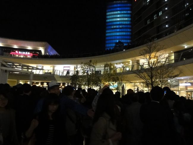 東京駅舎のプロジェクションマッピングを見逃し、どこかで見たいと思っていました。<br />丁度、川崎駅のそばで行うことがわかりましたので、行って来ました。<br />何回も上映するのですが、開始の15分前から大勢の人が集まっており期待の熱気でいっぱいです。<br />動画での撮影は禁止されていましたが、静止画は構わないので写真に撮って来ました。
